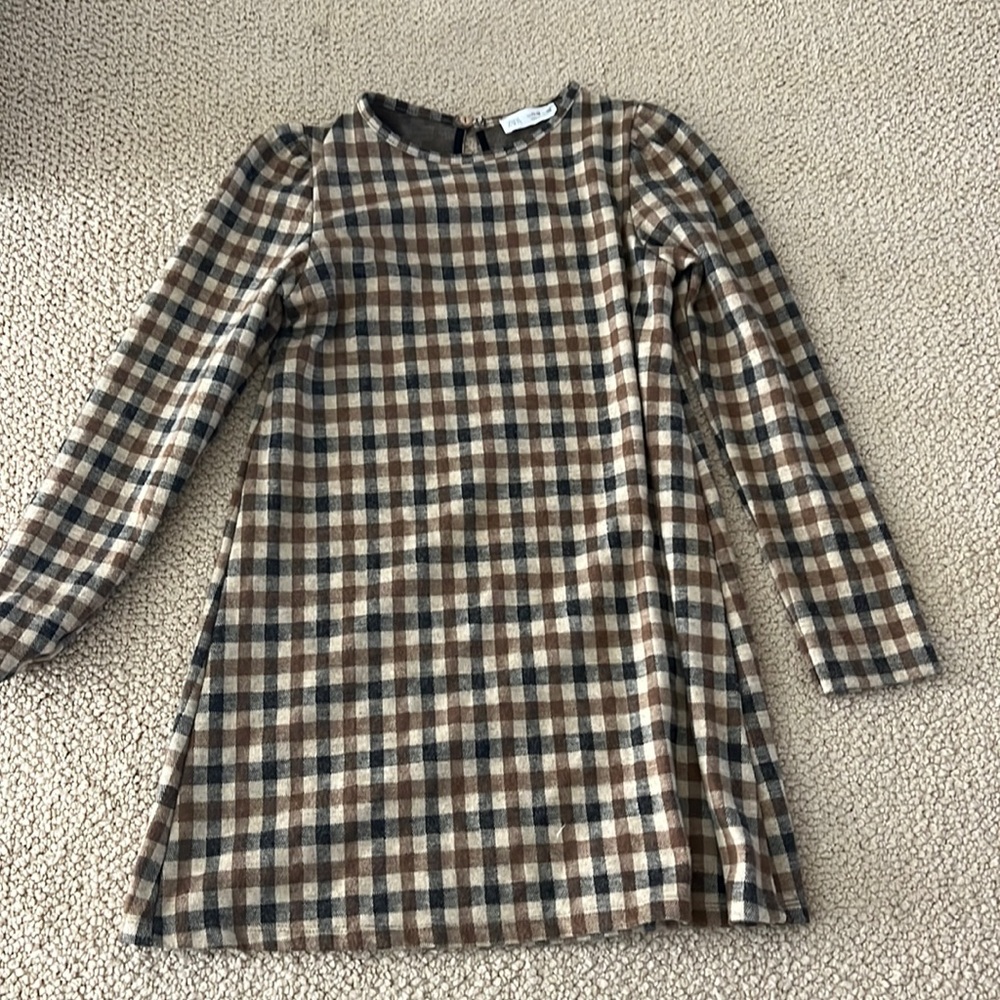 A super cute Zara kids dress! Perfect for Christmas time or any occasion!